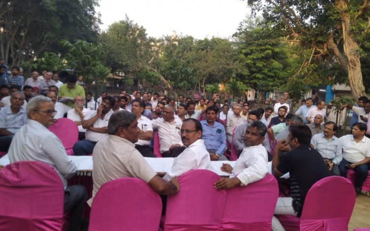 प्राधिकरण की दमनकारी नीतियों के खिलाफ सेक्टर 9 के व्यापारी हुये लामबंद