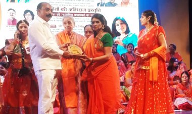 पदमश्री के हाथों सम्मानित हुई जनपद की लोक गायिका यामिनी गुप्ता