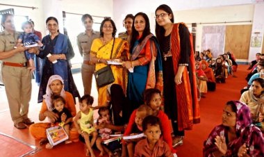 जिला कारागार मे बंद महिला कैदीयों व बच्चों को गर्म कपडे, स्टेशनरी, की वितरण