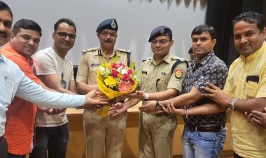 कमिश्नरेट सभागार में आलोक सिंह ने की व्यापारी बंधुओं, उद्योग बंधु के साथ मीटिंग