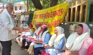 डॉ राजन कुमार ने महिला सफाईकर्मियों को किया सम्मानित