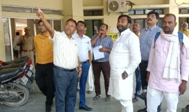 कार्यालय मे गंदगी का भरमार देख भङके मुख्य विकास अधिकारी