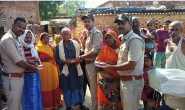 दलित बस्ती मे मिठाई बांटकर कांस्टेबल ने मनाई दीपावली