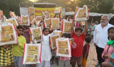 राजन श्रीवास्तव ने बच्चों को मिठाई व दिवाली के दिए देकर मनाई दीपावली