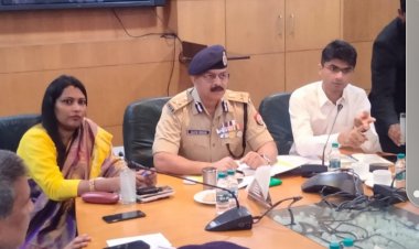 राष्ट्रपति के प्रस्तावित कार्यक्रम को लेकर पुलिस कमिश्नर, मंडलायुक्त मेरठ मंडल मेरठ एवं डीएम ने संयुक्त रुप से अधिकारियों के साथ की महत्वपूर्ण बैठक