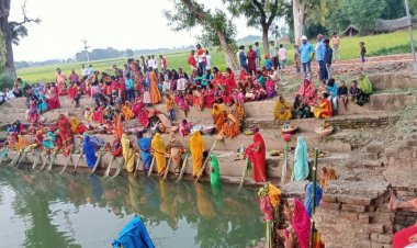 600 साल पुराने पोखरे पर हुआ छठ पूजा, प्रशासन की आज तक नहीं पङी नजर