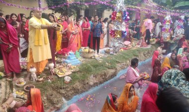 छठ व्रतियों ने पारण कर 36 घंटे का निर्जला उपवास तोड़ा