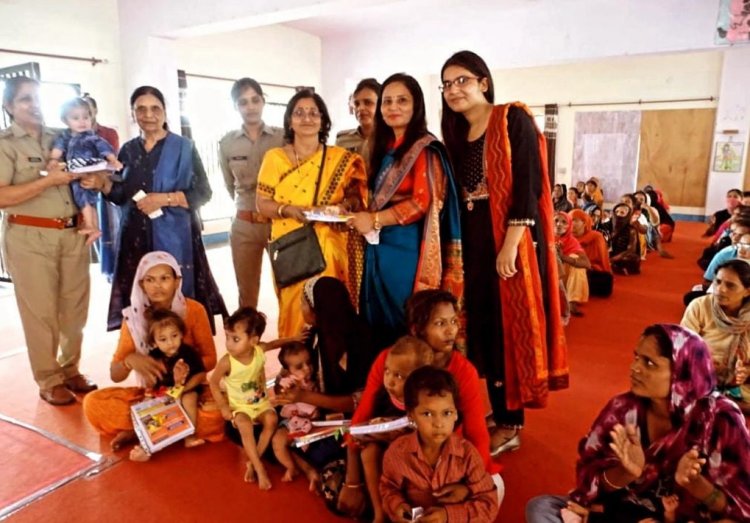 जिला कारागार मे बंद महिला कैदीयों व बच्चों को गर्म कपडे, स्टेशनरी, की वितरण