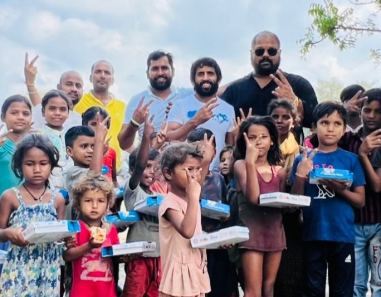 ओलिंपिक पदक विजेता बजरंग पुनिया, पावरलिफ्टर गौरव शर्मा ने दिल्ली में जरूरतमंदों को बांटा भोजन