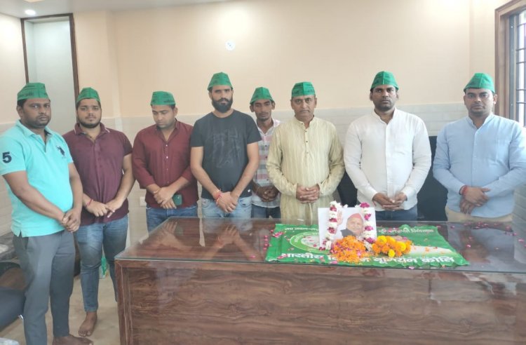 सपा संस्थापक मुलायम सिंह यादव को दी श्रद्धांजलि