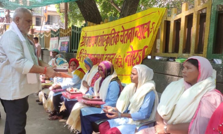 डॉ राजन कुमार ने महिला सफाईकर्मियों को किया सम्मानित