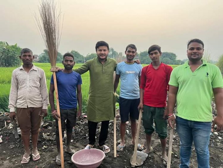 MBA करने के बाद उठा रहे गांव की टट्टी,  जाने किसने दिखाया आईना