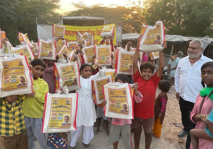 राजन श्रीवास्तव ने बच्चों को मिठाई व दिवाली के दिए देकर मनाई दीपावली