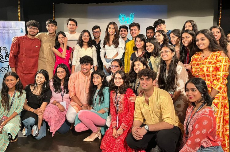 मीठीबाई क्षितिज में छात्रों ने रकुल प्रीत सिंह के साथ दिवाली मनाई