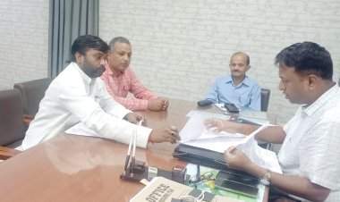 कर्मचारियों और अधिकारियों के बीच क्या है मामला