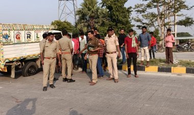 पिकअप और कंटेनर में जोरदार टक्कर 5 घायल