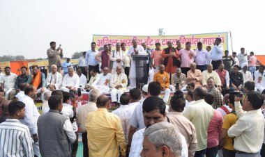 ईंट-भट्ठा कारोबारियों का रामलीला मैदान में प्रदर्शन, संसद का किया घेराव