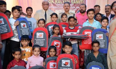 बाल दिवस के उपलक्ष्य में लोक कल्याण समिति ने बच्चों को स्कूल बैग बांटे