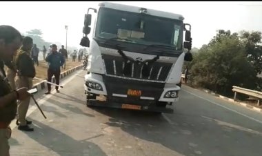 डंपर की चपेट में आने से स्कूटी सवार युवती की मौत दो घायल