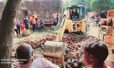 सरदरपुर में ग्राम प्रधान ने चलवाया बुलडोजर, बना चर्चा का विषय