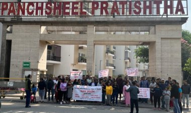 सेक्टर 75 पंचशील प्रतिष्ठा के निवासीयों ने बिल्डर के विरुद्ध किया जोरदार प्रदर्शन 