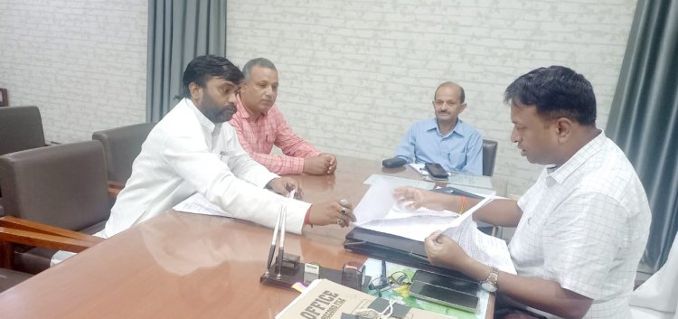 कर्मचारियों और अधिकारियों के बीच क्या है मामला