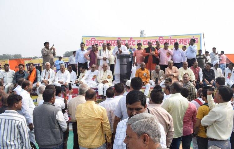 ईंट-भट्ठा कारोबारियों का रामलीला मैदान में प्रदर्शन, संसद का किया घेराव