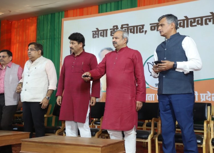 सांसद तिवारी द्वारा गाया नगर निगम चुनाव 2022 का पार्टी थीम सॉंग लॉन्च