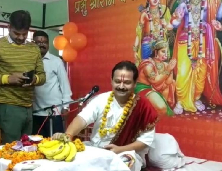 जिन घरों में रामायण का पाठ होता है उस घर के बच्चे बच्चियां फटी पैंट नहीं पहनते -संतोष भाई