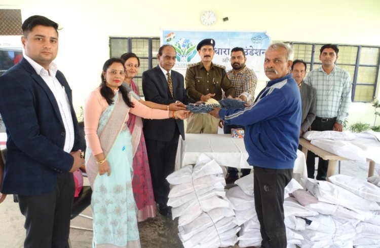 कैदियो को गर्म कपड़ो का वितरण किया