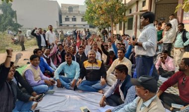 अंधेरे मे कब तक कटेगी रात,  बिजली कर्मी बैठे धरने पर