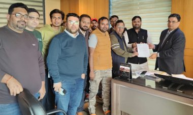 काफी लंबे समय से अटकी की रजिस्ट्री के लिए विधायक प्रतिनिधि के साथ ग्रेटर नोएडा ओएसडी से मिले गुलशन बेलिना सोसाइटी निवासी