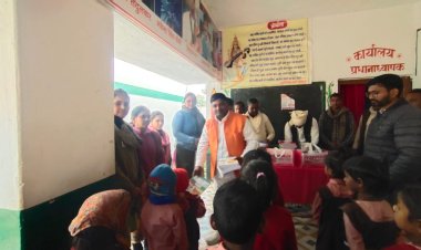 युवा समाजसेवी ने शादी की सालगिरह पर प्राथमिक विद्यालय में वितरण किया पुस्तक