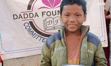 शिक्षा केंद्र पर बच्चों को किया भोजन वितरण