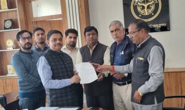 जीएसटी ज्वाइंट कमिश्नर मुकेश पांडे को सौंपा ज्ञापन