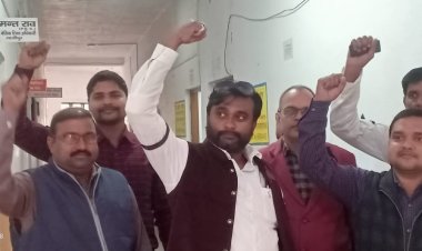 काली पट्टी बांधकर  शिक्षा कर्मचारियों ने जताया विरोध