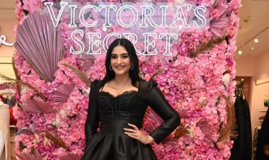 बॉलीवुड डीवाज़ सोनम कपूर और जाह्नवी कपूर ने विक्टोरिया सीक्रेट न्यू स्टोर लॉन्च किया