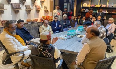 उद्योग मंत्री समीर कुमार महासेठ ने की नोएडा उद्यमियों के साथ बैठक