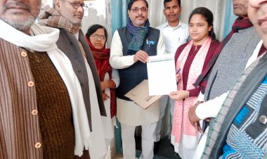 सङक पर गरीब असहाय अलाव की व्यवस्था नही