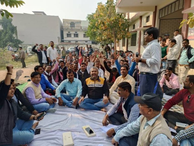 अंधेरे मे कब तक कटेगी रात,  बिजली कर्मी बैठे धरने पर