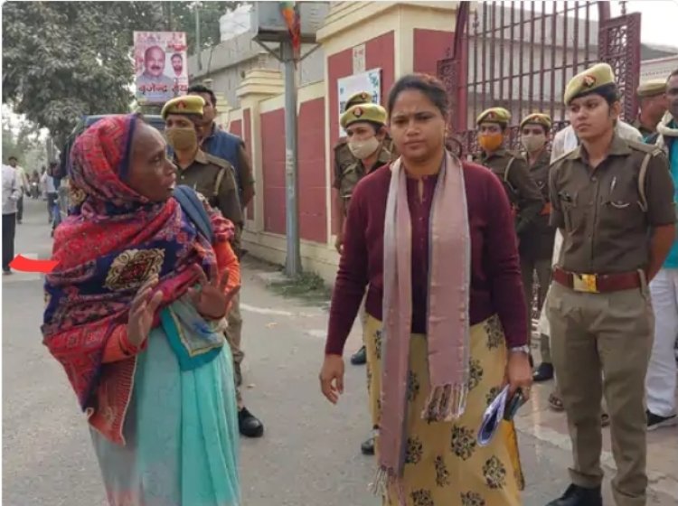 आंखों में आंसू और हाथों में दो लाख रुपए लेकर  एडीएम कोर्ट पहुंची बुजुर्ग महिला