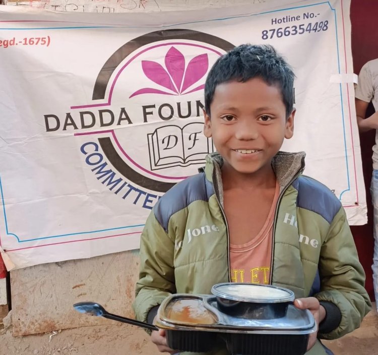 शिक्षा केंद्र पर बच्चों को किया भोजन वितरण