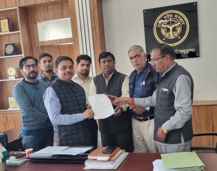 जीएसटी ज्वाइंट कमिश्नर मुकेश पांडे को सौंपा ज्ञापन
