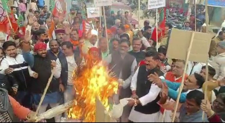 पाकिस्तान की विदेश मंत्री विलावल भुट्टो का भाजपाइयों ने पुतला फूंका