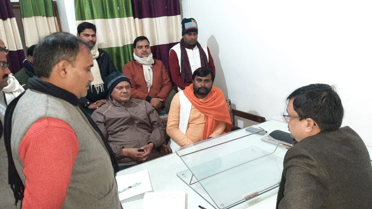 कर्मचारियों के विभागीय समस्याओं को लेकर बी एस ए से मिला कर्मचारी संघ