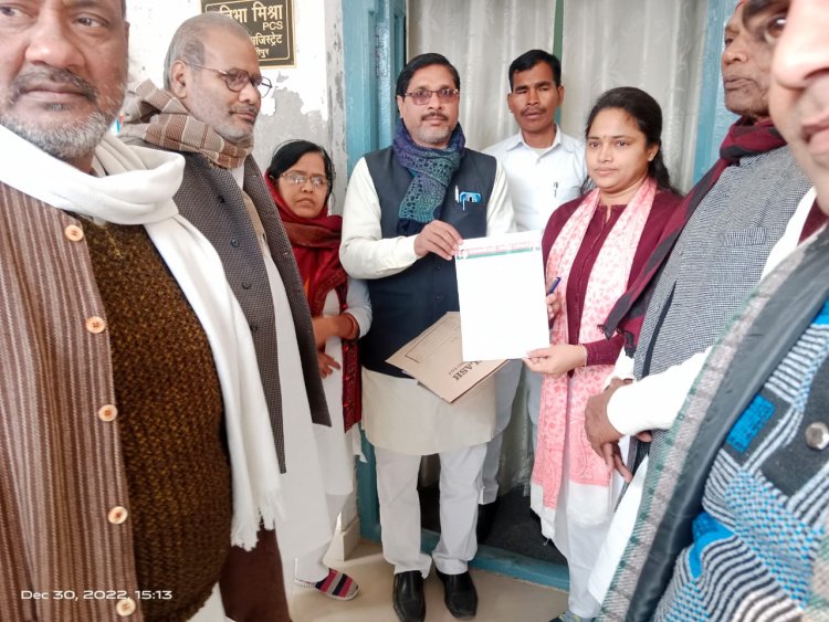 सङक पर गरीब असहाय अलाव की व्यवस्था नही