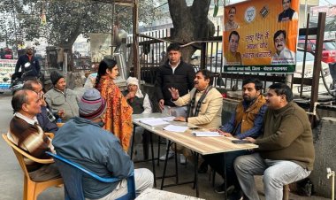 नए वोटर कार्ड बनवाने के लिए लगा कैम्प लगा