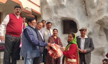 लक्ष्मी नारायण मंदिर समिति ने किया कंबल, वस्त्र व भोजन का वितरण