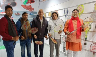 एस एम एंटरप्राइजेज योनेक्स बैडमिंटन एसेसरीज शोरूम का उद्घाटन किया
