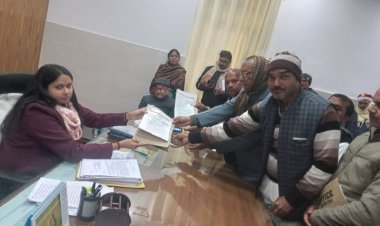 जिलाधिकारी कार्यालय पर ग्राम प्रधानों का प्रदर्शन